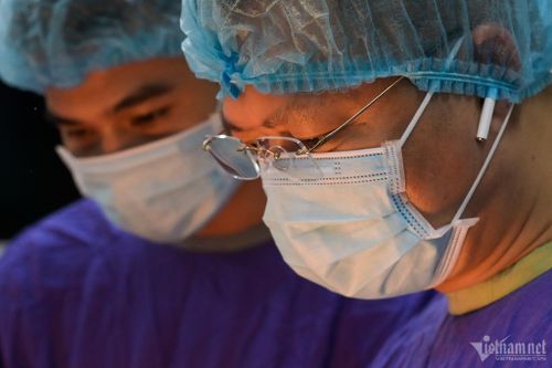 Với bệnh nhân nặng và khó, vượt quá khả năng điều trị chắc chắn ở địa phương, hầu hết bác sĩ bệnh viện tuyến dưới không dám giữ bệnh nhân lại vì bất kỳ mục đích gì, thậm chí phải “chuyển non” vì an toàn người bệnh. Ảnh minh họa: Thạch Thảo.