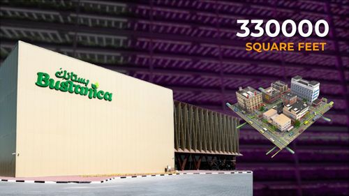 Tọa lạc gần Sân bay Quốc tế Al Maktoum tại Dubai World Central, trang trại rộng hơn 3 hecta Bustanica là trang trại đầu tiên của Emirates Crop One