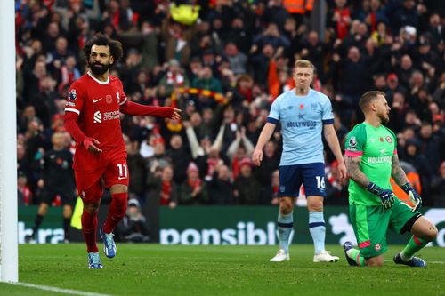 Salah vừa ghi cú đúp vào lưới Brentford