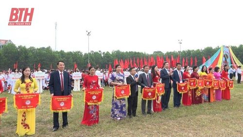 Ban Tổ chức tặng cờ lưu niệm cho các đoàn dự Hội khỏe Phù Đổng.