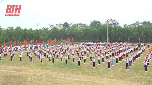 Học sinh tham gia đồng diễn và biểu dương lực lượng, thể hiện sức mạnh và tinh thần đoàn kết của tuổi trẻ học đường huyện Vĩnh Lộc.