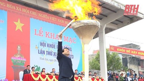 Đại diện lãnh đạo huyện Vĩnh Lộc thắp đuốc Hội khỏe Phù Đổng lần thứ XI - năm 2023.