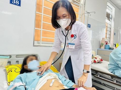 BS Thái Phạm Thị Hòa kiểm tra sức khỏe cho bệnh nhân trước khi thực hiện kỹ thuật lọc màng bụng. Ảnh: H.DUNG