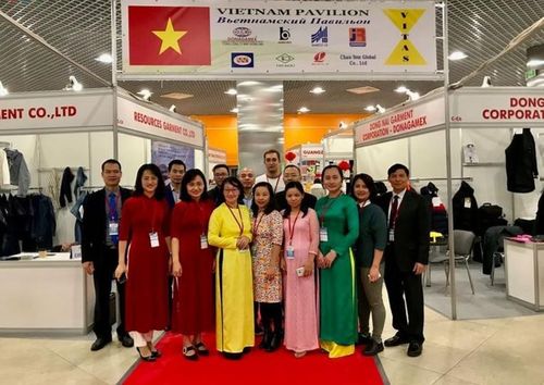 Đoàn doanh nghiệp Việt Nam tham gia một hội chợ quốc tế về may mặc tại Nga. 