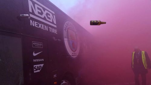 Xe bus của Man City bị tấn công bằng chai lọ và đập vỡ. Ảnh: Getty