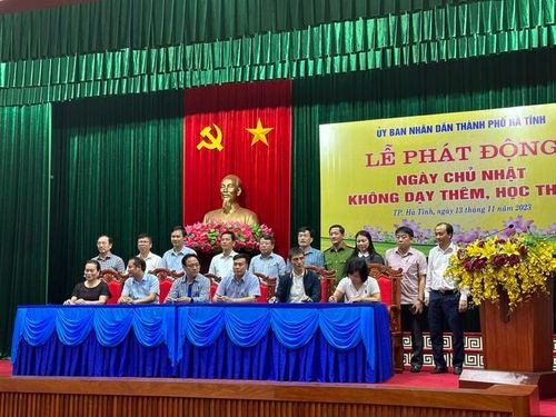 Đại diện các nhà trường ký cam kết không dạy thêm ngày Chủ nhật tại buổi lễ phát động do UBND thành phố Hà Tĩnh tổ chức.
