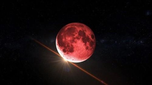 Mặt Trăng chuyển màu đỏ hay còn gọi là Trăng máu là hiện tượng thiên văn kỳ thú.