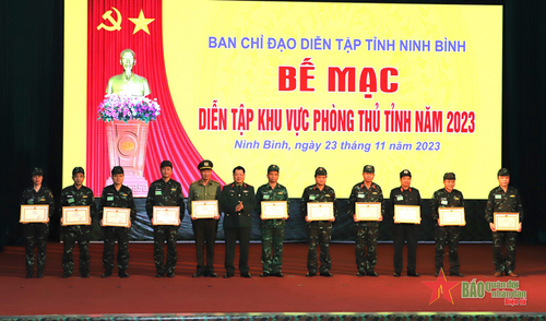Lãnh đạo Quân khu 3 trao Bằng khen tặng các tập thể, cá nhân hoàn thành xuất sắc nhiệm vụ diễn tập.