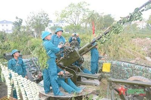 LLV T tỉnh Ninh Bình thực hành đánh địch “ tiến công hỏa lực đường không” trong diễn tập.