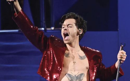 Harry Styles biểu diễn tại lễ trao giải BRIT Awards 2023. (Ảnh: Karwai Tang/WireImage)