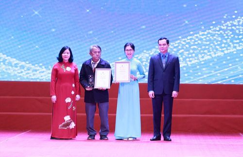 Đồng chí Bùi Thị Minh Hoài, Trưởng Ban Dân vận Trung ương và đồng chí Nguyễn Đình Khang, Chủ tịch Tổng Liên đoàn Lao động Việt Nam trao giải Nhất cho các tác giả.