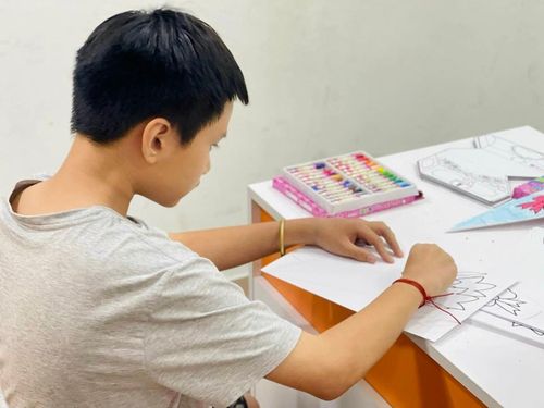 Số tiền phụ huynh chi trả tiền học thêm cho con không hề nhỏ (ảnh minh họa)