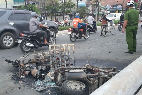 Sau vụ cháy, 2 xe máy còn trơ khung sắt. Ảnh: M.A.