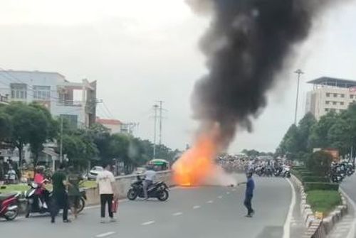 Hai xe máy bốc cháy sau va chạm. Ảnh cắt từ clip.