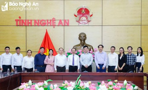  Phó Chủ tịch UBND tỉnh Bùi Thanh An cùng lãnh đạo các sở, ngành chụp ảnh lưu niệm với lãnh đạo Công ty Radiant Opto-Electronic Corp. Ảnh: Phạm Bằng 