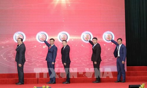 Nghi lễ bấm nút Công bố Bản đồ du lịch Lục Ngạn trong chiến lược quảng bá, mở rộng kết nối tiêu thụ. Ảnh: Quốc Khánh - TTXVN