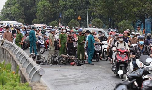 Hiện trường 2 xe cháy trơ khung sau va chạm