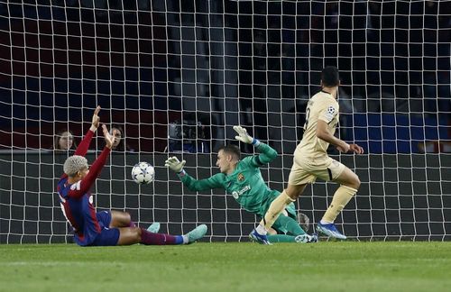 Phút 26, Mehdi Taremi đưa bóng vào lưới Barca nhưng không được tính vì lỗi việt vị của chân sút người Iran