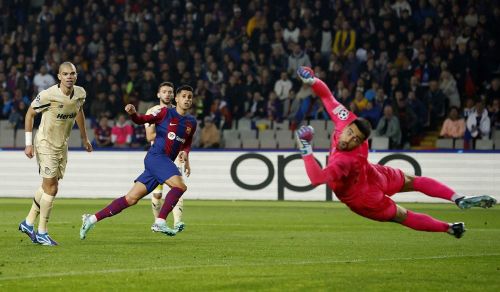 Tuy nhiên, niềm vui của Porto ngắn chẳng tày gang khi Barca có bàn gỡ chỉ sau đó hai phút. Từ cánh trái, Cancelo đi bóng qua 1 hậu vệ Porto và tung cú dứt điểm đầy quyết đoán về góc xa, giúp Barcelona gỡ hòa 1-1