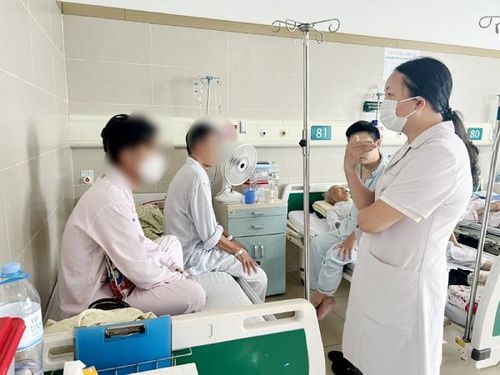 Bác sĩ tư vấn cho bệnh nhân ngộ độc thuốc lá điện tử điều trị tại Bệnh viện Bạch Mai.