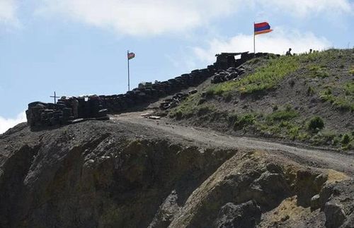 Quốc kỳ Azerbaijan (trái) và quốc kỳ Armenia tại trạm kiểm soát biên giới giữa hai nước ở làng Sotk (Armenia). (Ảnh: AFP/TTXVN)