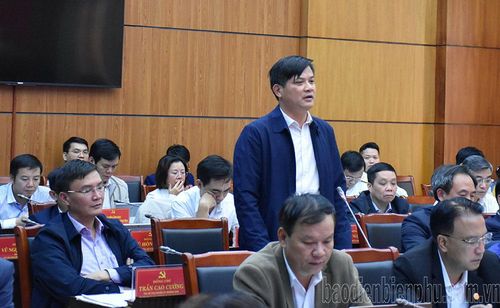 Lãnh đạo Huyện ủy Tuần Giáo chia sẻ cách làm hay trong phát triển diện tích cây mắc ca trên địa bàn. 