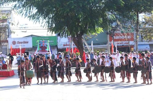 Các em học sinh Jrai biểu diễn cồng chiêng tại lễ khai mạc. Ảnh: Văn Ngọc