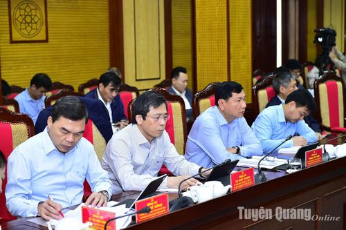 Các đồng chí Ủy viên Ban Thường vụ Tỉnh ủy dự hội nghị.