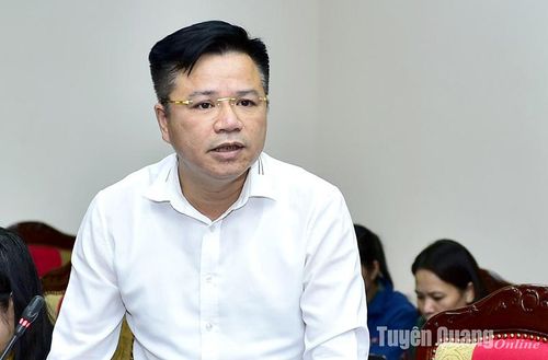 Phó Giám đốc Sở Thông tin và Truyền thông Nguyễn Văn Hiến phát biểu ý kiến thảo luận.