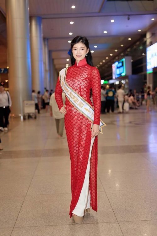 Hoa hậu Indonesia trong trang phục áo dài Việt Nam.