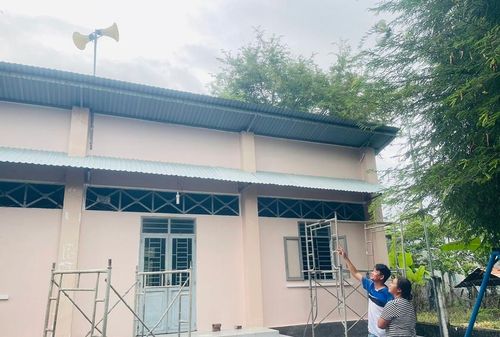 Hệ thống loa truyền thanh không dây được lắp đặt tại Nhà sinh hoạt cộng đồng của buôn Phu Ma Nher 2 giúp người dân tiếp cận thông tin kịp thời, chính xác. Ảnh: Vũ Chi