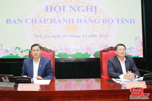 Các đồng chí chủ trì hội nghị.
