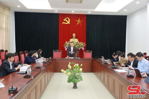 Các đại biểu thảo luận tại tổ.
