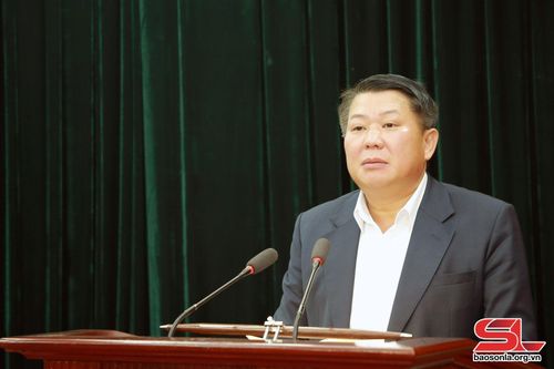 Đồng chí Lò Minh Hùng báo cáo tổng hợp, tiếp thu các ý kiến tham gia vào dự thảo các báo cáo tại hội nghị.