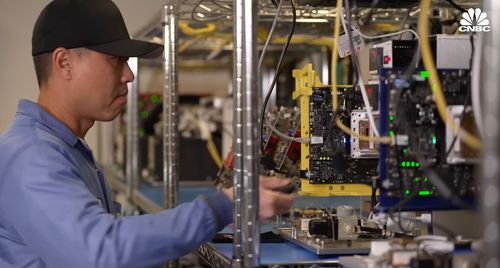  Một kỹ sư làm việc tại cơ sở nghiên cứu chip của Apple. Ảnh: CNBC. 