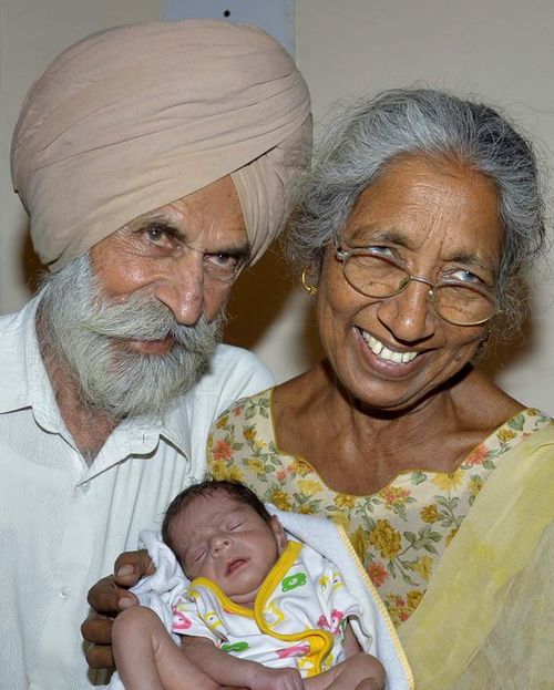 Bà Daljinder Kaur và chồng là ông Mohinder Singh Gill, chụp ảnh với bé trai mới sinh Arman tại nhà của họ ở Amritsar, Ấn Độ vào ngày 11 tháng 5 năm 2016.