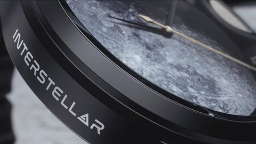 Theo nhà sản xuất, chữ “Lunar” trong tên đồng hồ tượng trưng sự huyền bí và giấc mơ khám phá Mặt Trăng, trong khi số “1,622” là trọng lực của vệ tinh (1,62 m/s2).