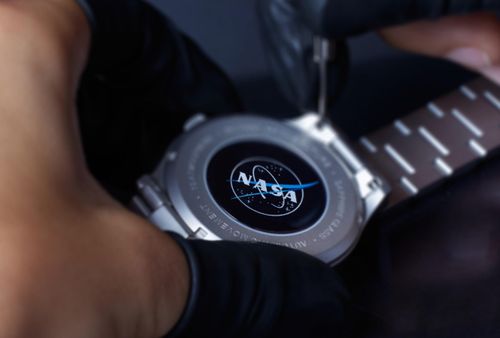 Logo NASA được in phía sau đồng hồ. Vỏ của LUNAR1,622 dùng chất liệu thép không gỉ, còn dây đeo có thể lựa chọn giữa thép, da hoặc silicon.