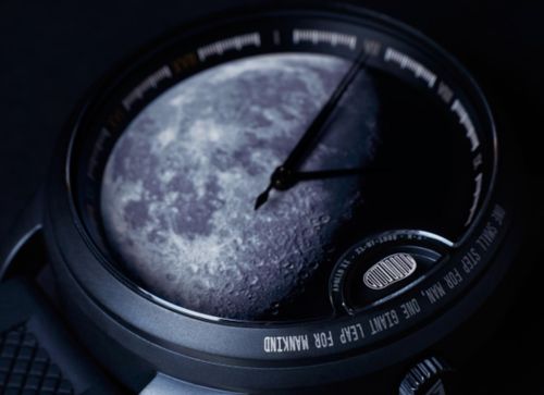 LUNAR1,622 gồm 3 phiên bản. Trên tùy chọn Standard (giá 550 USD), cửa sổ tại vị trí 3h khắc hình dấu giày của Armstrong. Phần khung xung quanh đồng hồ còn chứa câu nói nổi tiếng của phi hành gia: “One small step for man, one giant leap for mankind” (tạm dịch: Bước đi nhỏ bé của con người, nhưng là bước tiến khổng lồ của nhân loại).