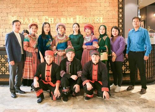 BQL Khách sạn và du khách Hồi giáo chụp hình lưu niệm đánh dấu lần đầu tiên trải nghiệm dịch vụ đón khách Hồi giáo theo chuẩn Halal. (Nguồn: Sở Du lịch Lào Cai)