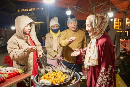 Du khách Hồi giáo trải nghiệm nét đặc sắc văn hóa, ẩm thực xứ Tây Bắc. (Nguồn: Sở Du lịch Lào Cai)