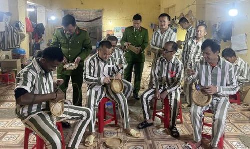 Các phạm nhân người nước ngoài đang tham gia lao động trong trại giam.