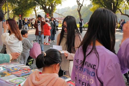 Các gian hàng sách thu hút sự tham gia của nhiều người dân.