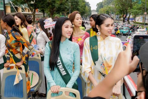 Các thí sinh Miss Earth 2023 tham quan Tp.HCM.