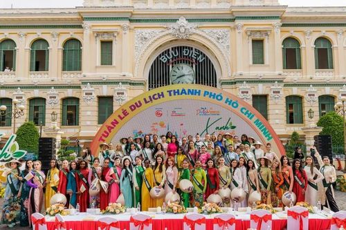 Các thí sinh cuộc thi Miss Earth 2023 và bà Trương Ngọc Ánh tại sự kiện Tuần lễ Du lịch.
