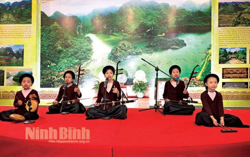 Biểu diễn nghệ thuật hát Xẩm tại Triển lãm "Không gian di sản văn hóa và sản phẩm thủ công truyền thống" tỉnh Ninh Bình năm 2023. Ảnh: Minh Quang