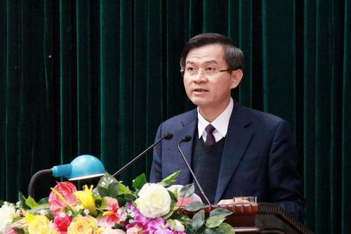 Ông Đoàn Minh Huấn, Bí thư Tỉnh ủy phát biểu tại kỳ họp.