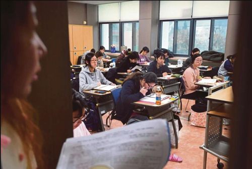 Có hơn 24.000 trường luyện thi/hagwon nằm ngay tại Seoul, gấp 3 lần số lượng cửa hàng tiện lợi trong thành phố.
