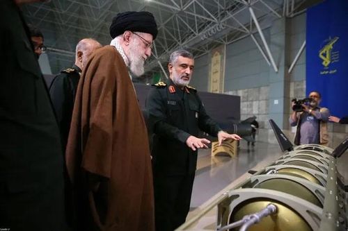 Tại cuộc triển lãm những thành tựu của Iran trong lĩnh vực công nghệ hàng không vũ trụ, nhà lãnh đạo tối cao của đất nước - Đại giáo chủ Ayatollah Khamenei đã được giới thiệu về tên lửa siêu thanh Fattah-2 do Iran tự phát triển.