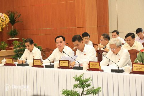 Các đồng chí lãnh đạo tỉnh dự hội nghị. Ảnh: Công Nghĩa